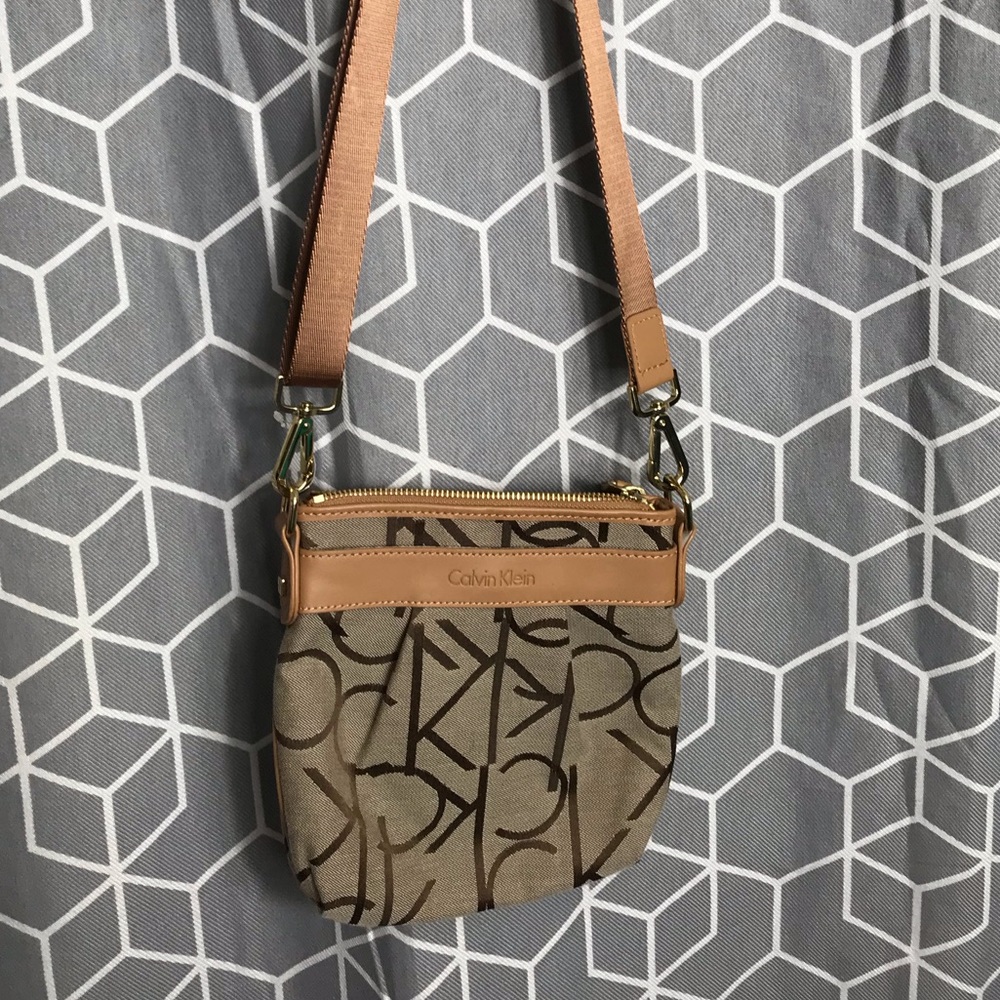 SOLD- $25 ⭐️Calvin Klein Cross Body 🍂